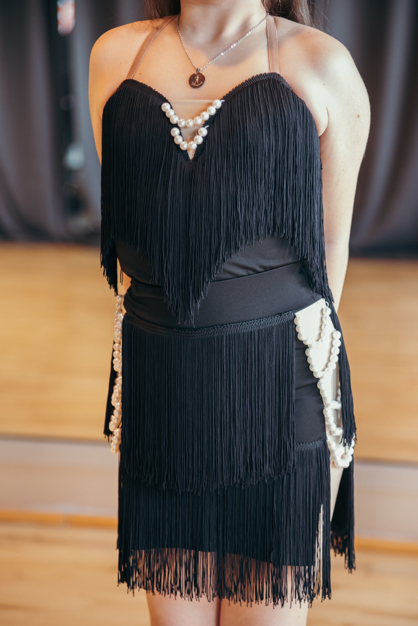 Body e gonna con frange e decorazione in perle