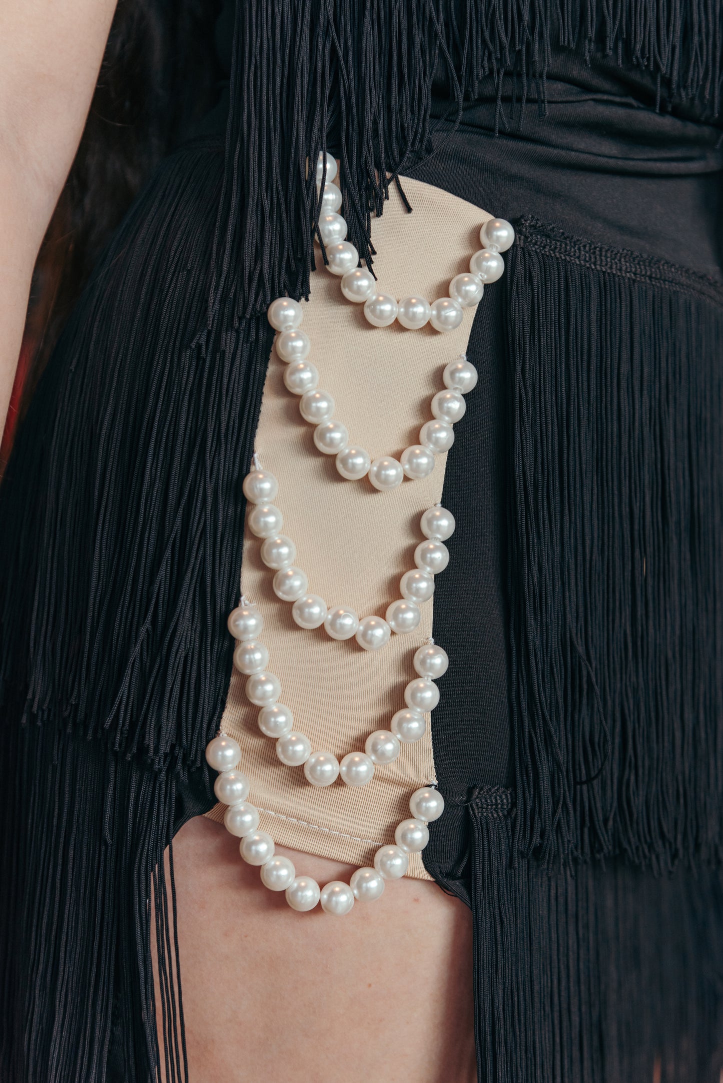 Body e gonna con frange e decorazione in perle